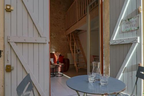 une table avec des lunettes à côté d'une porte dans l'établissement Studio climatisé mezzanine avec parking, à Montpellier
