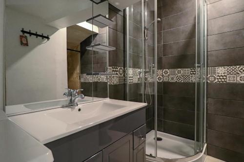 une salle de bain avec un lavabo et une douche dans l'établissement Studio climatisé mezzanine avec parking, à Montpellier