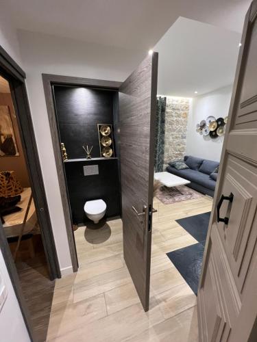 une salle de bain avec toilettes dans une chambre dans l'établissement Port de Nice belle petite pépite, à Nice