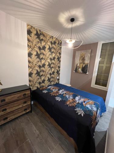 une chambre avec un lit et une commode dans l'établissement Port de Nice belle petite pépite, à Nice