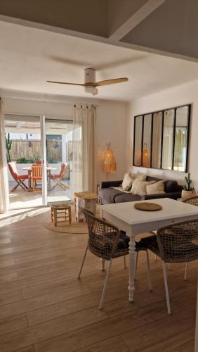 un salon avec une table et un canapé dans l'établissement Casa7, à Saint-Cyprien