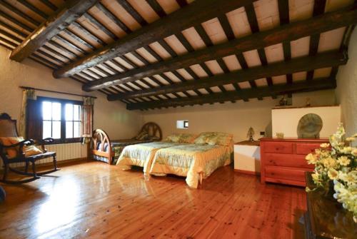 1 dormitorio con 1 cama y suelo de madera en Club Villamar - Massia Lucrecia, en Maçanet de la Selva