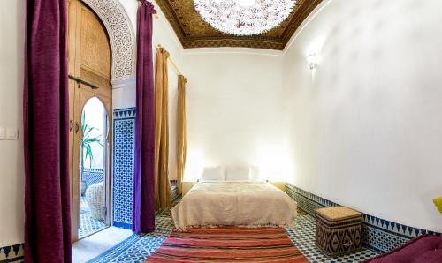 a bedroom with a bed in a room at Riad La Maison D'à Côté in Meknès