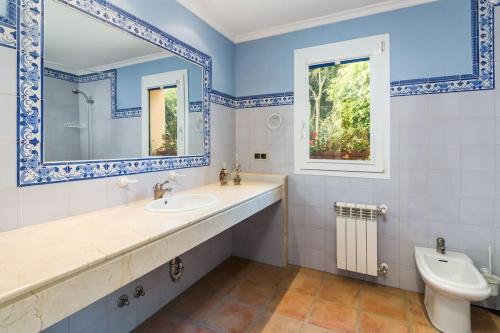 uma casa de banho com um lavatório, um WC e um espelho. em El Castillo, a place to rest and enjoy em Sotogrande