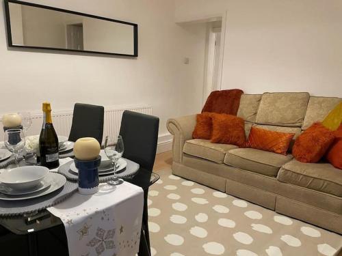 - un salon avec un canapé et une table dans l'établissement 3 Bedroom Home In Stoke, à Stoke-on-Trent