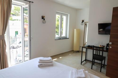 Postel nebo postele na pokoji v ubytování EG Apartments - Forio d'Ischia