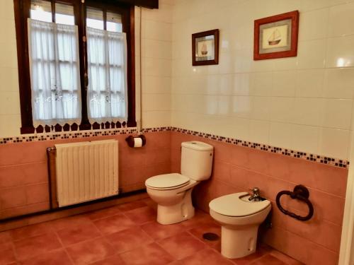 uma casa de banho com um WC e um radiador em ALTO DA TORRE em Ilha de Arousa