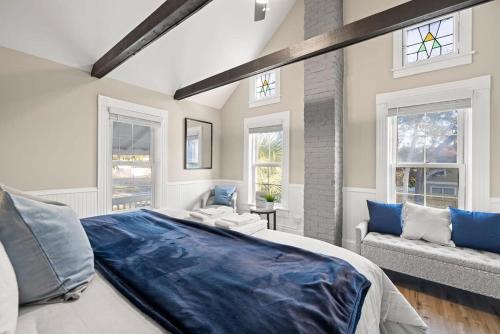 Un dormitorio con una gran cama azul y ventanas en MovieTheater-4 Hole Golfing-Pool&HotTub- Sleeps 15, en Palm Harbor