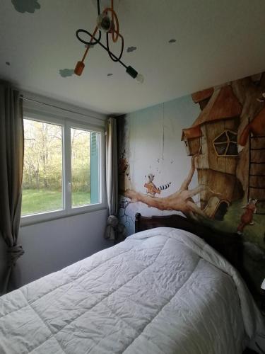 une chambre avec un lit et une fenêtre dans l'établissement VILLA DES HETRES, à Saint-Nectaire