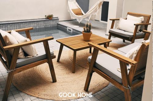 a coffee table and two chairs on a patio at Gook Home CENTER in Jerez de la Frontera