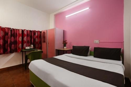 מיטה או מיטות בחדר ב-OYO Anand Villa