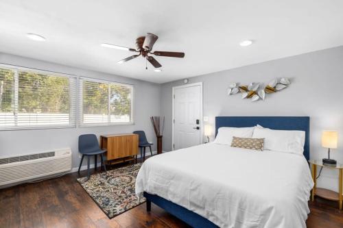 Un dormitorio con una cama y un ventilador de techo. en Cozy Studio in the Heart of Downtown Kimmswick, en Imperial
