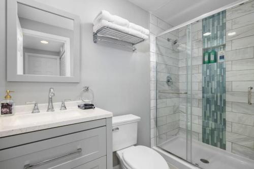 ein weißes Badezimmer mit Dusche und Toilette in der Unterkunft Cozy Studio in the Heart of Downtown Kimmswick in Imperial