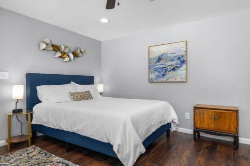 een slaapkamer met een blauw en wit bed en een nachtkastje bij Cozy Studio in the Heart of Downtown Kimmswick 