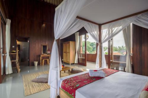 En eller flere senge i et værelse på Loka Pala Villa