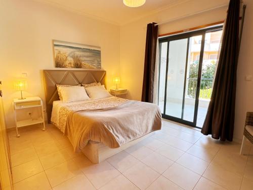 Ένα ή περισσότερα κρεβάτια σε δωμάτιο στο Vista das Ondas Olhos de Agua Apartment