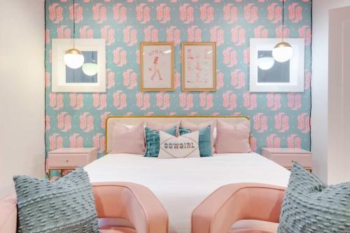 een slaapkamer met een bed met twee stoelen erin bij Butterfly BNB~Modern Luxury~Giant Rooftop~9Min DT in Nashville