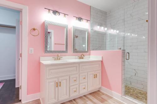 een badkamer met een wastafel en 2 spiegels bij Butterfly BNB~Modern Luxury~Giant Rooftop~9Min DT in Nashville