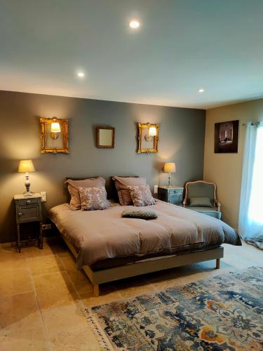 - une chambre avec un lit et deux miroirs sur le mur dans l'établissement Le mas de Roussillon, à Roussillon