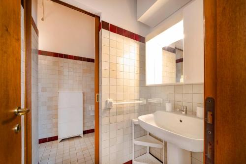 un bagno bianco con lavandino e specchio di Italianflat - Verona Arches Studio Flat a Verona