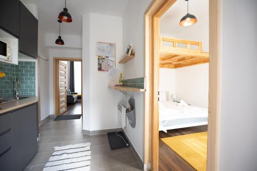 ein kleines Apartment mit einem Schlafzimmer und einem Etagenbett in der Unterkunft Classy Creation Apartment in Budapest