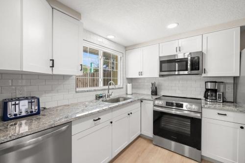 Dapur atau dapur kecil di 3 miles to Honeymoon Island Firepit & Pool