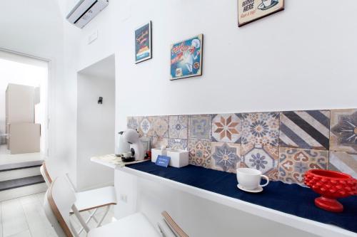 Pokój z niebieskim blatem z płytkami na ścianie w obiekcie YourHome - Jolly Aranci w Sorrento