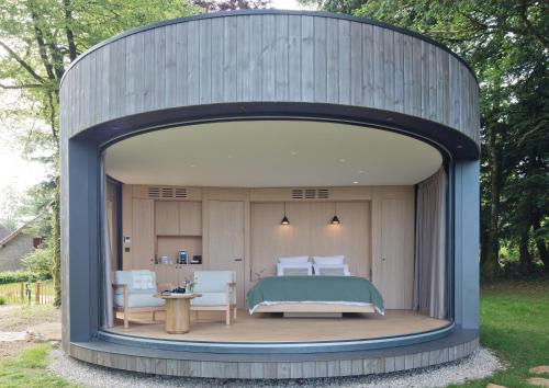 een slaapkamer in een rond gebouw met een bed erin bij Sogndal Fjordpanorama- The Panorama View in Kaupanger