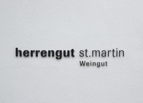 a sign with the words herrenut st martin wearing sqor at Consulat des Weins in Sankt Martin