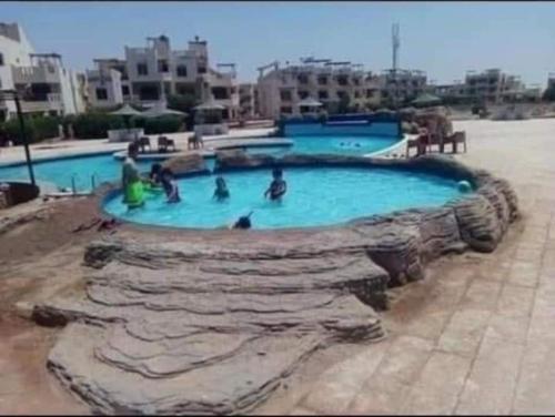 Bazén v ubytovaní قريه بلولاجون رأس سدر alebo v jeho blízkosti