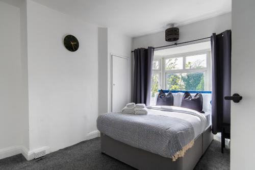 sypialnia z łóżkiem i oknem w obiekcie Livestay 3 Bed House in Hendon Private Garden&Parking w mieście Colindale