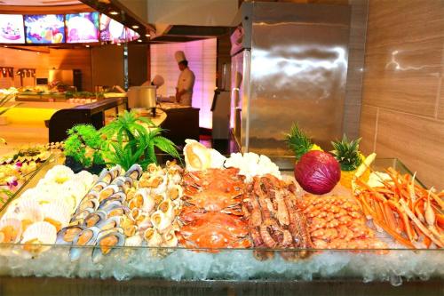 a buffet of seafood and other foods on a table at GuangZhou TongYu International Hotel in Guangzhou