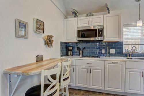 Gallery image of Renovated cottage at Spanish Village with Carport in Port Aransas