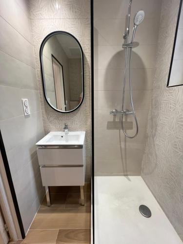 une salle de bain avec un lavabo et un miroir dans l'établissement Le Cocon Studio Auxerre Centre, à Auxerre