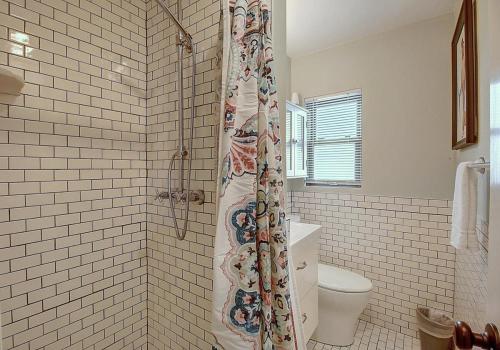 ein Badezimmer mit Dusche und Toilette in der Unterkunft Kona Cottage at Spanish Village in Port Aransas