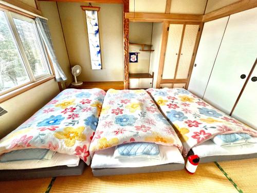 uma cama num quarto com duas almofadas em Lavie plus em Noboribetsu