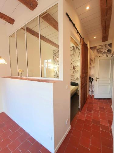 Il comprend une cuisine avec des placards en verre et du carrelage rouge. dans l'établissement Vieux Port Panier Jardin, à Marseille