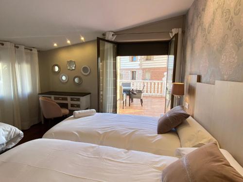 una camera da letto con due letti e un balcone di Casa Rural La Plaza ad Azofra