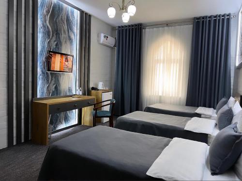 Een bed of bedden in een kamer bij Orient Inn
