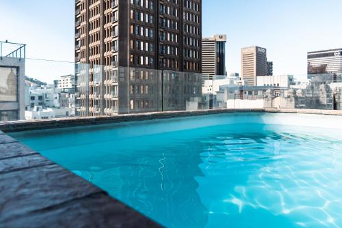 una gran piscina azul en la parte superior de un edificio en Cape Diamond Boutique Hotel, en Ciudad del Cabo