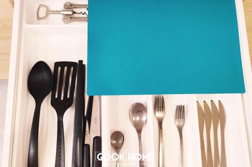 a drawer with forks and spoons and utensils at Gook Home CENTER in Jerez de la Frontera