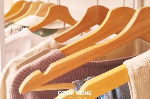 a bunch of wooden hangers in a closet at Gook Home CENTER in Jerez de la Frontera