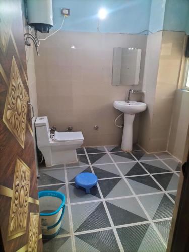govind resort في نويدا الكبرى: حمام مع حوض ومرحاض