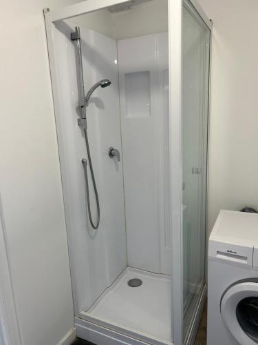 um chuveiro com uma porta de vidro na casa de banho em superbe studio meublé avec parking em Maubeuge