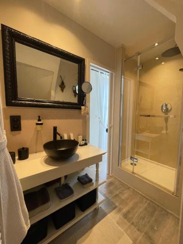 een badkamer met een wastafel en een douche bij B&B Grain de Sable in Knokke-Heist