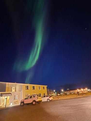 uma imagem das luzes do norte no céu em Hotel Kanslarinn Hella em Hella