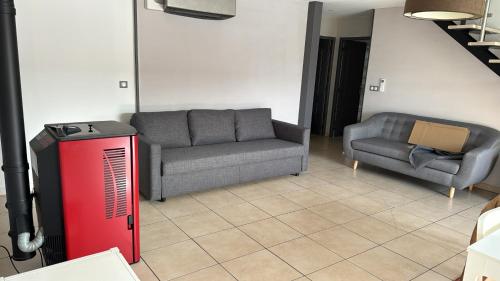 - un salon avec un canapé et un radiateur dans l'établissement Villa avec piscine à Mende capacité 12 personnes, à Mende