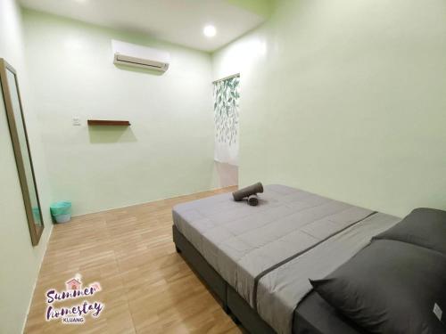 1 dormitorio con 1 cama en una habitación en Summer~6+3p (Seri Impian) Neflix/Water Dispenser, en Keluang