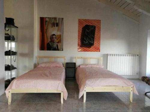 two beds in a room with at 4 tea 4 house in Romano Canavese