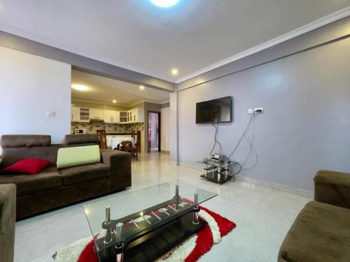 Μια τηλεόραση ή/και κέντρο ψυχαγωγίας στο Charming 2-Bed Apartment in Kigali